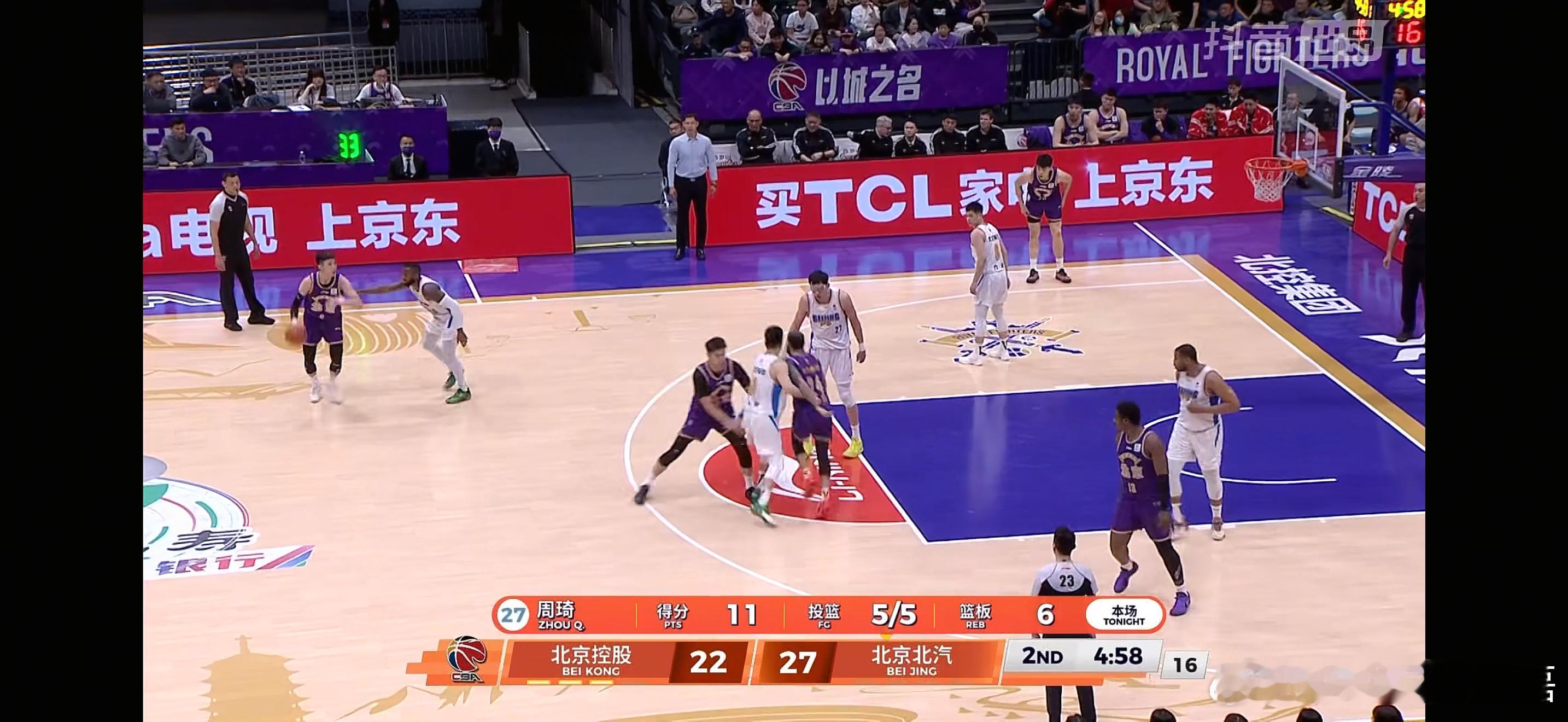 周琦这个半场在内线打出了统治级别的表现。 