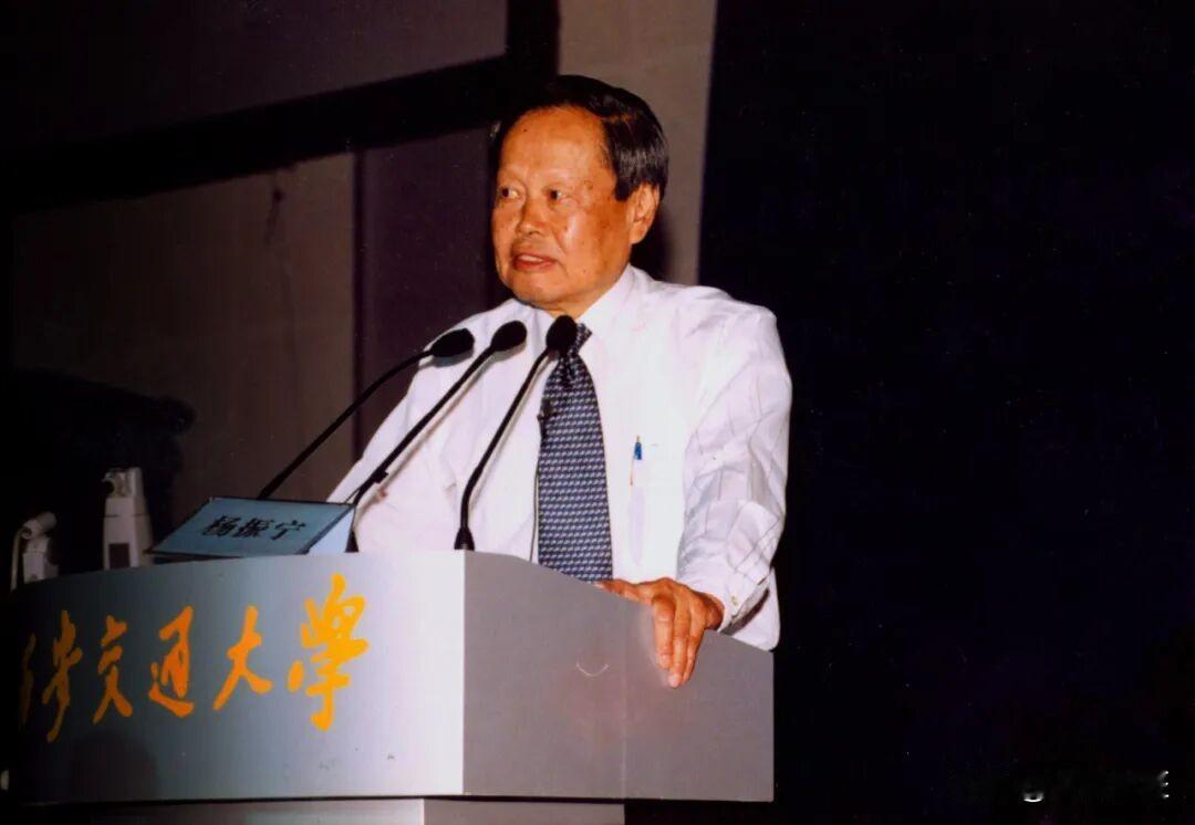 杨振宁院士与西安交大的交集
物理巨星陨落，科学精神永存，
先生一路走好，后人追思