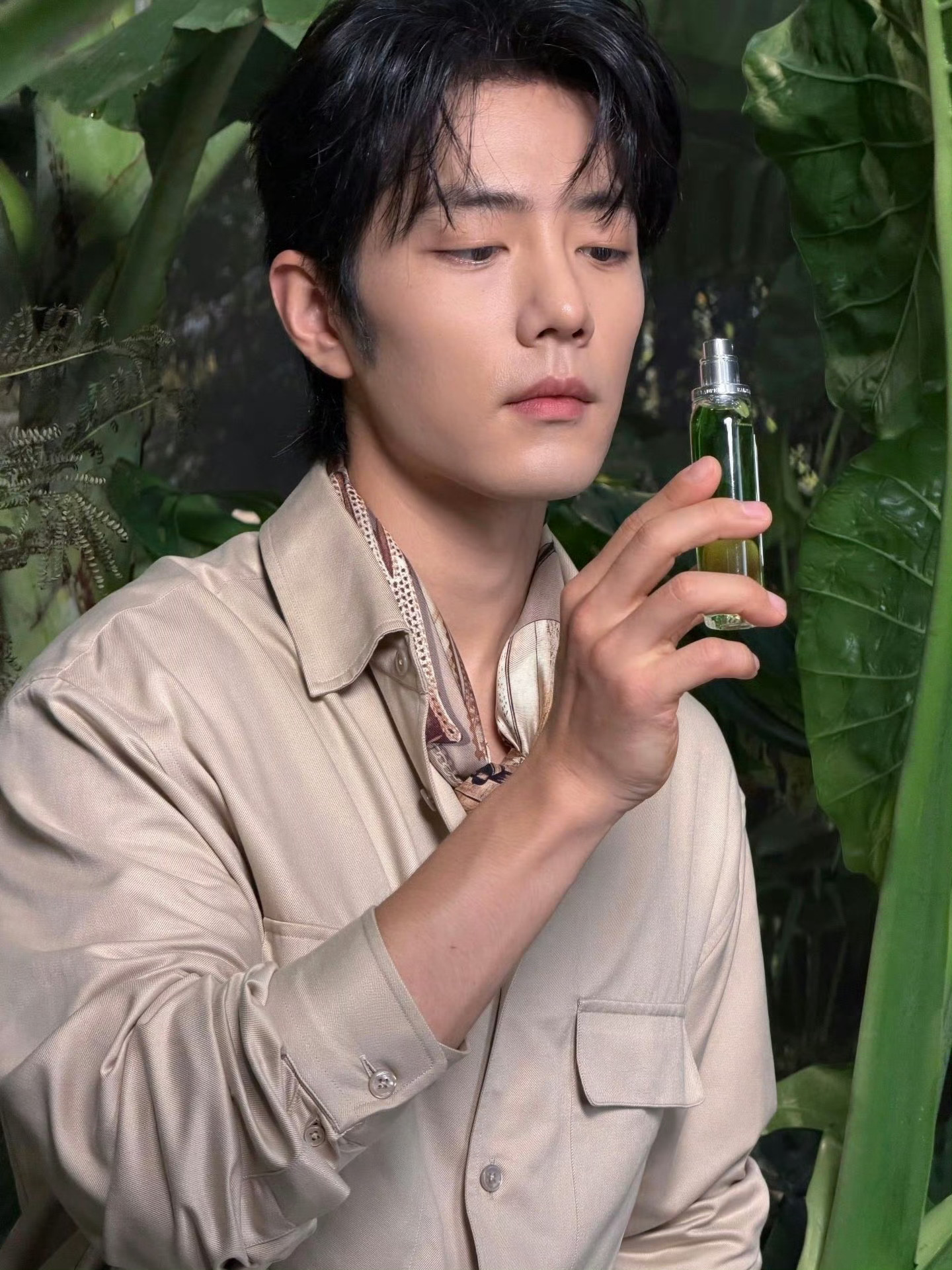 肖战卡其工装造型谁懂这套工装look！！卡其色套装干净又帅气，置身绿植氛围感拉满