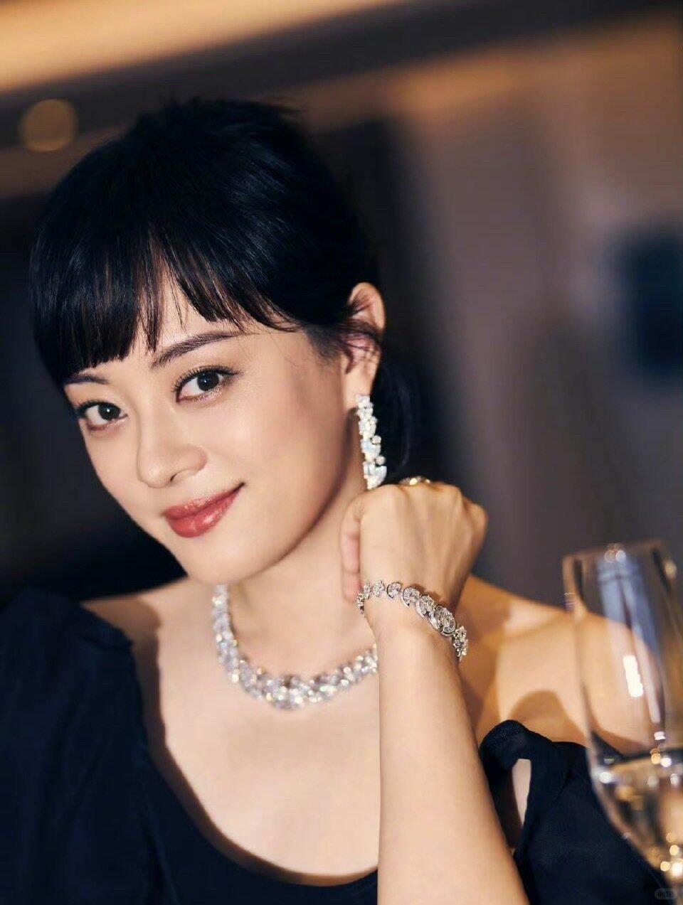 孙俪的痣没了从意外疤痕到标志性美痣，这颗痣藏着孙俪的故事与坚韧。现在它消失了，没