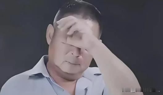 山东济南，60岁大爷走在路上，突然蹿出来一对夫妻，劈头盖脸对着他混合双打，他本能