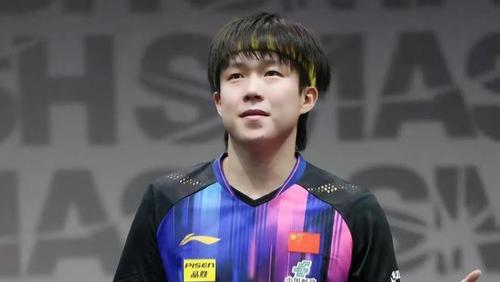 2026年WTT新加坡大满贯男单半决赛，王楚钦与法国悍将勒布伦展开激战。勒布伦反