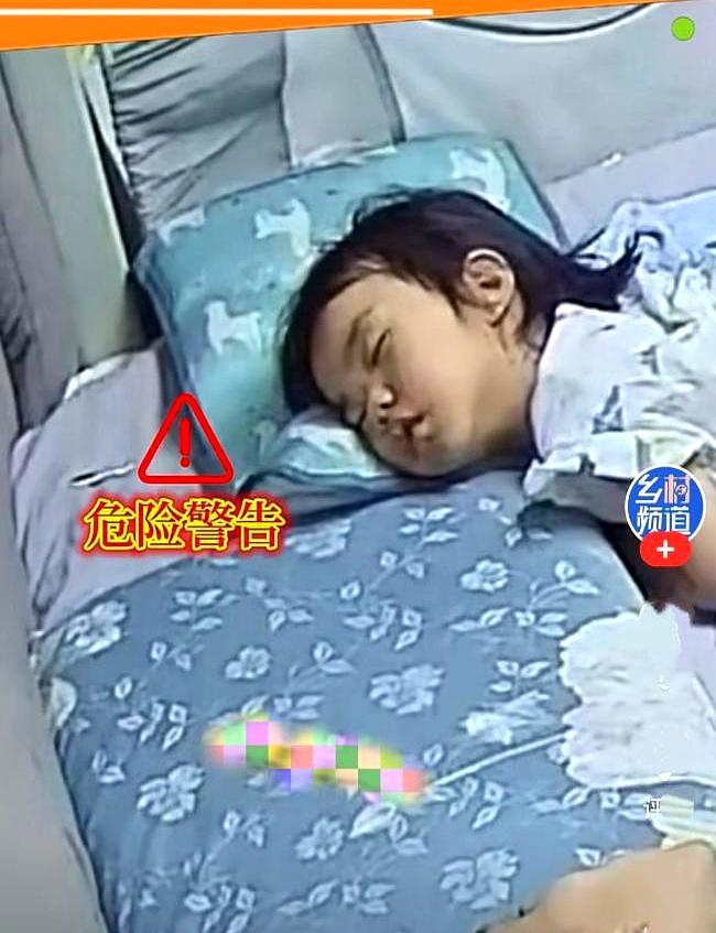 凌晨三点，床上睡着一家三口，妈妈一扭头，差点当场吓到魂飞——孩子枕边居然爬着一只