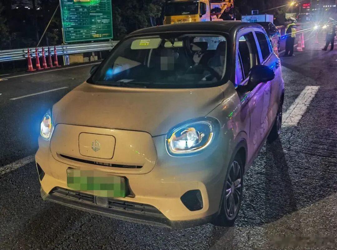 【爱车安全贴士“啊？我车是4座的吗？”直到被交警拦下她才知道，自己的车一直超员…