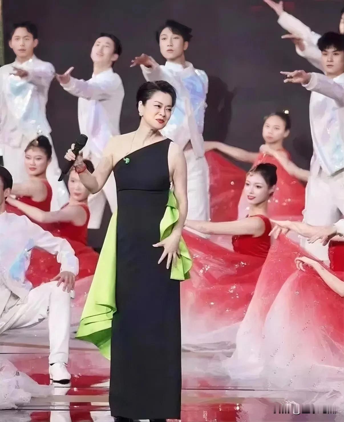 毛阿敏歌坛一姐。现已61岁的她身材仍然这么完美。洁白的皮肤，高挑的身材，气质不凡