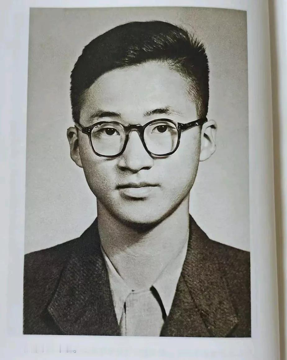 那一年，李敖和初恋女友分手，当天夜里，对方把内裤送给了他。多年以后，李敖在回忆录