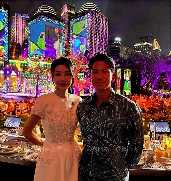 尹锡悦夫人真显年轻，她和小鲜肉合影一点也不违和，画面养眼。倒是她和丈夫在一起，却