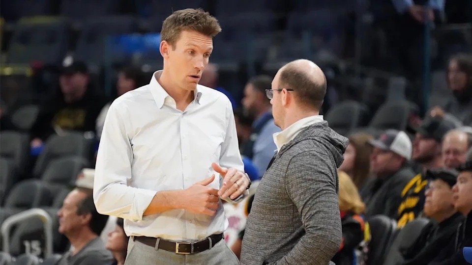 邓利维近日参加节目，表示勇士不会有什么交易大动作👇邓利维表示："我们会寻求让球