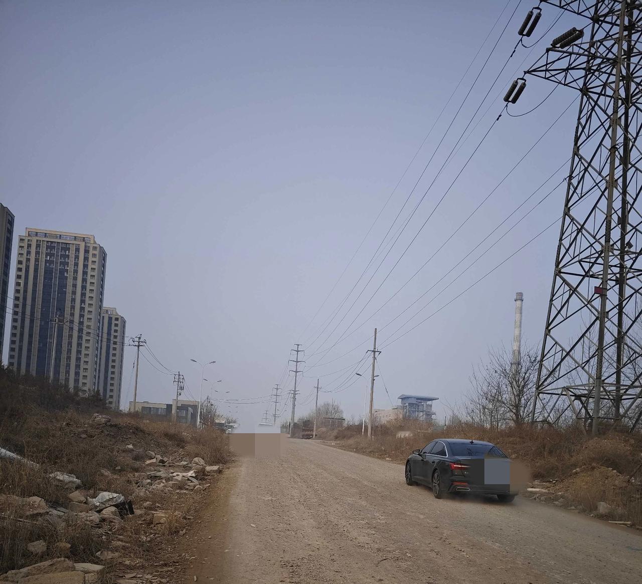 即墨区环秀街道龙湖龙誉城小区南侧通往石泉村的那段路路况真是差劲，开车从那里走了一