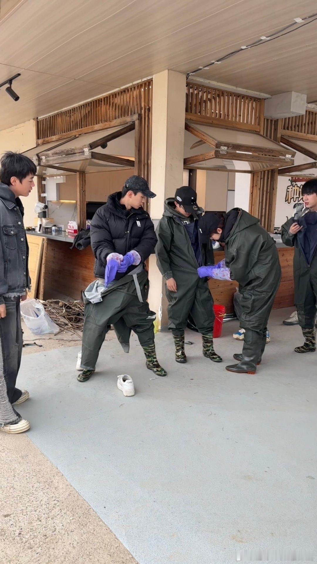 种地吧一起活力开工 种地吧：迎着阳光，一起活力开工！大家沉浸式抓鱼中[哈哈] 