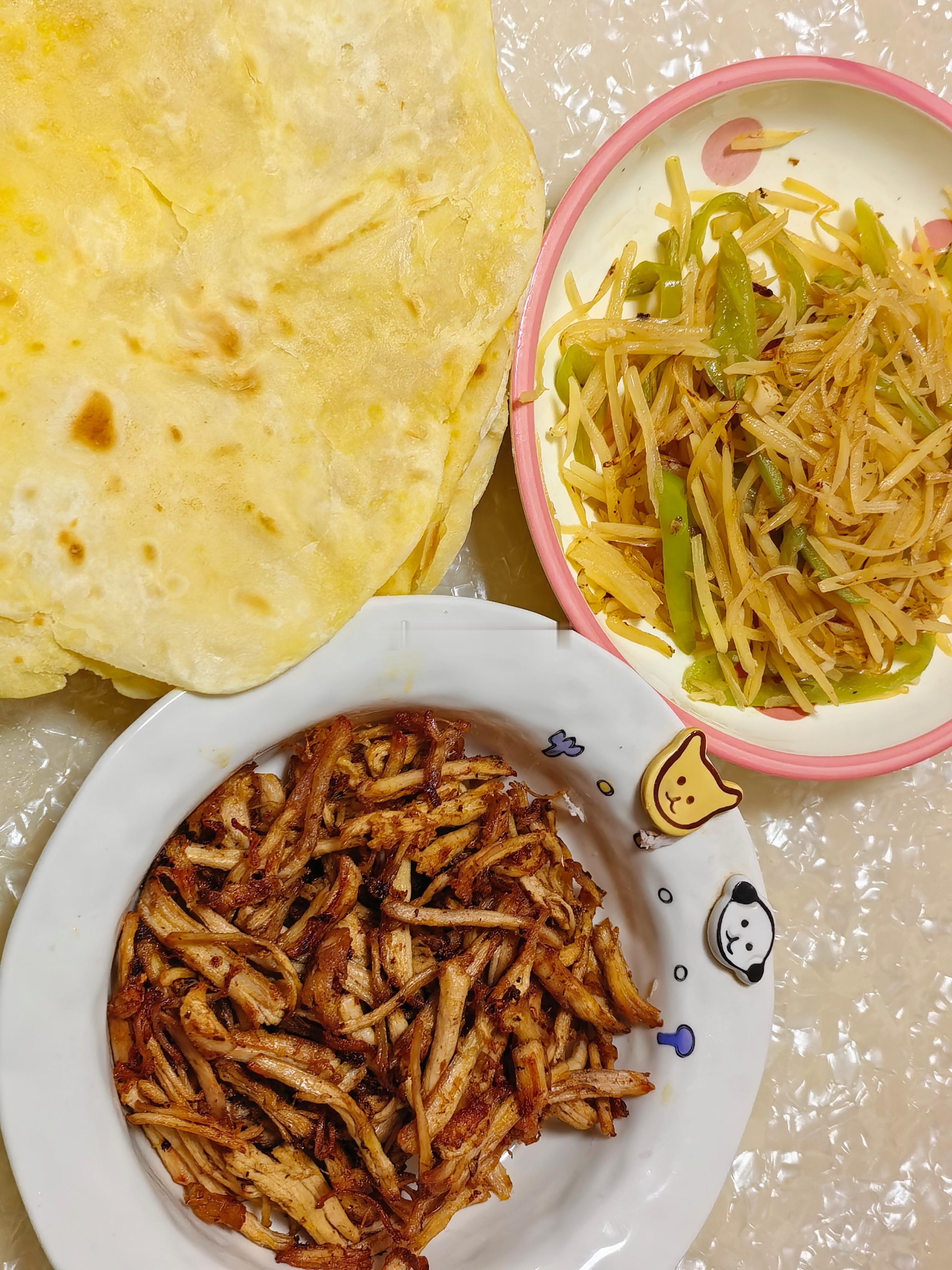 早上给哥哥剩的一大堆，他不难过还说了一句“正好想吃饼了。”c小奴就大发善心，和面