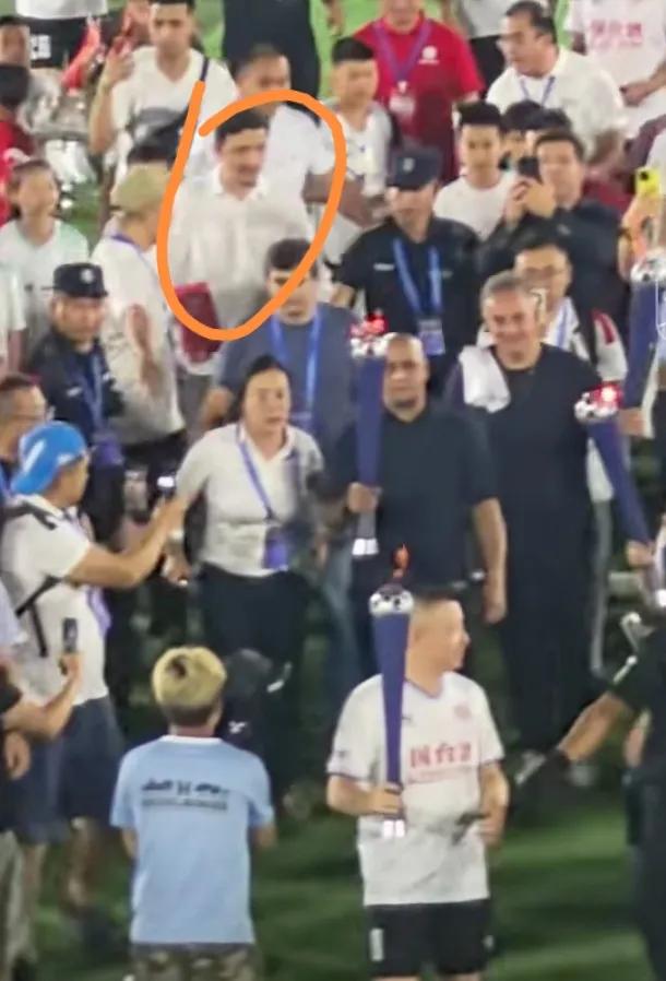 申花球迷无法接受！村超为何没有邀请国足名宿谢晖点燃火炬，而是邀请了两位非中国名宿