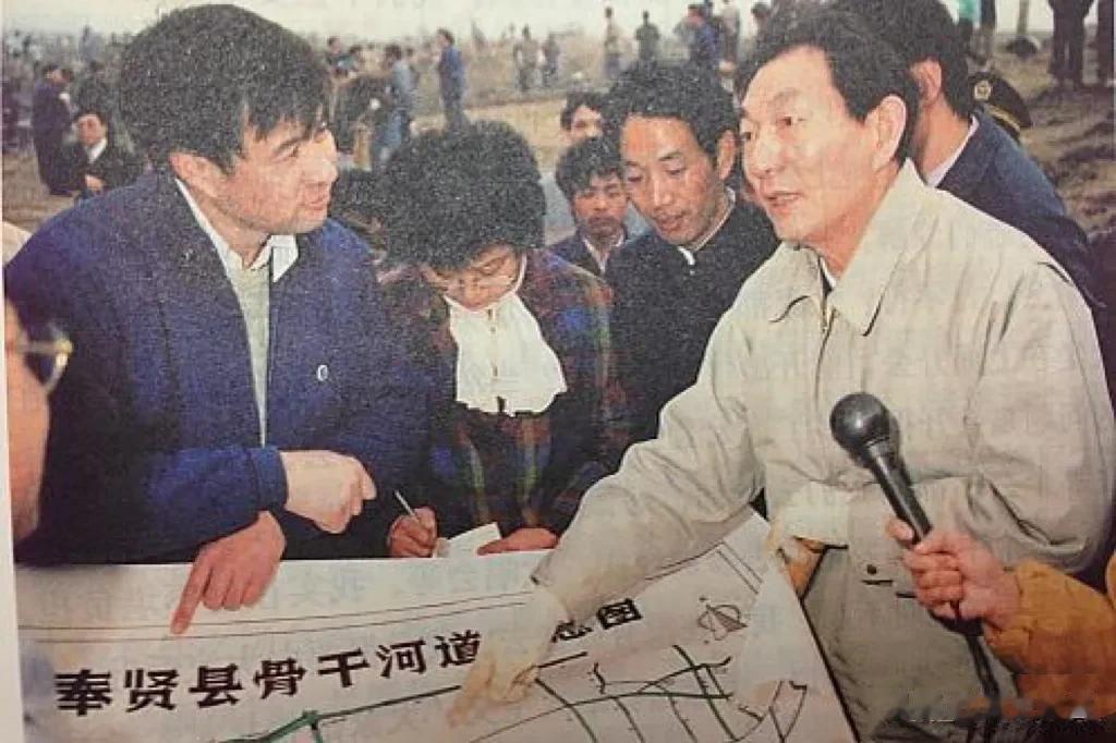 1989年12月7日，时任上海市委书记的朱镕基镕基同志考察上海市奉贤县泰青港水利