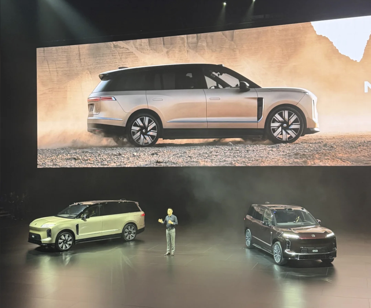 蔚来这次发旗舰的时候好像全网都是很欢呼的这种舆论心态很值得深思比另外两三家公司发