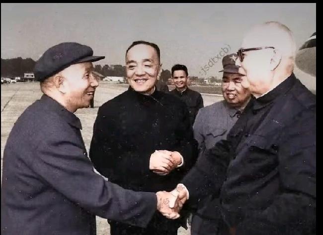 几位老战友再次相见，握手再握手，握着的手，良久不愿松开。
         曾经