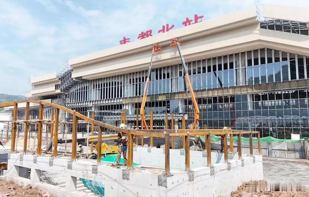 丰都高铁新区综合交通及广场枢纽项目建设现场传来最新进展！
作为渝万高铁丰都北站的