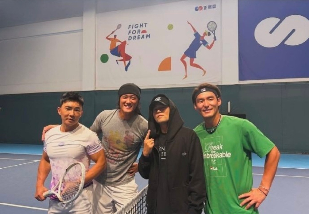 周杰伦在大小莲花办了年卡粉丝打卡周杰伦同款网球场大莲花唱完，小莲花开练！周杰伦连