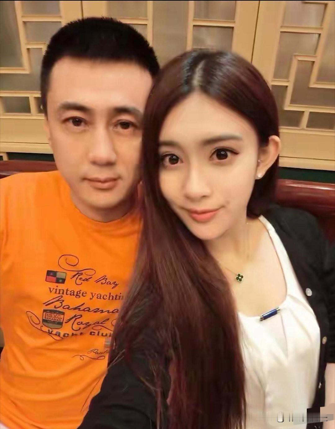 孟子义晒了张和老爸的合照，她爸看着也太显年轻了吧！