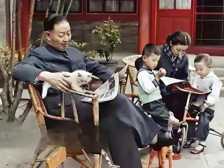 梅兰芳的温馨时刻：梅兰芳先生与家人相伴，神情专注地阅读着报纸，孩子们在一旁认真地