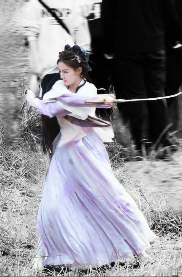 #迪丽热巴贺思慕紫衣舞剑#迪丽热巴饰演的贺思慕紫衣舞剑惊艳非凡，似火紫衣、如花剑