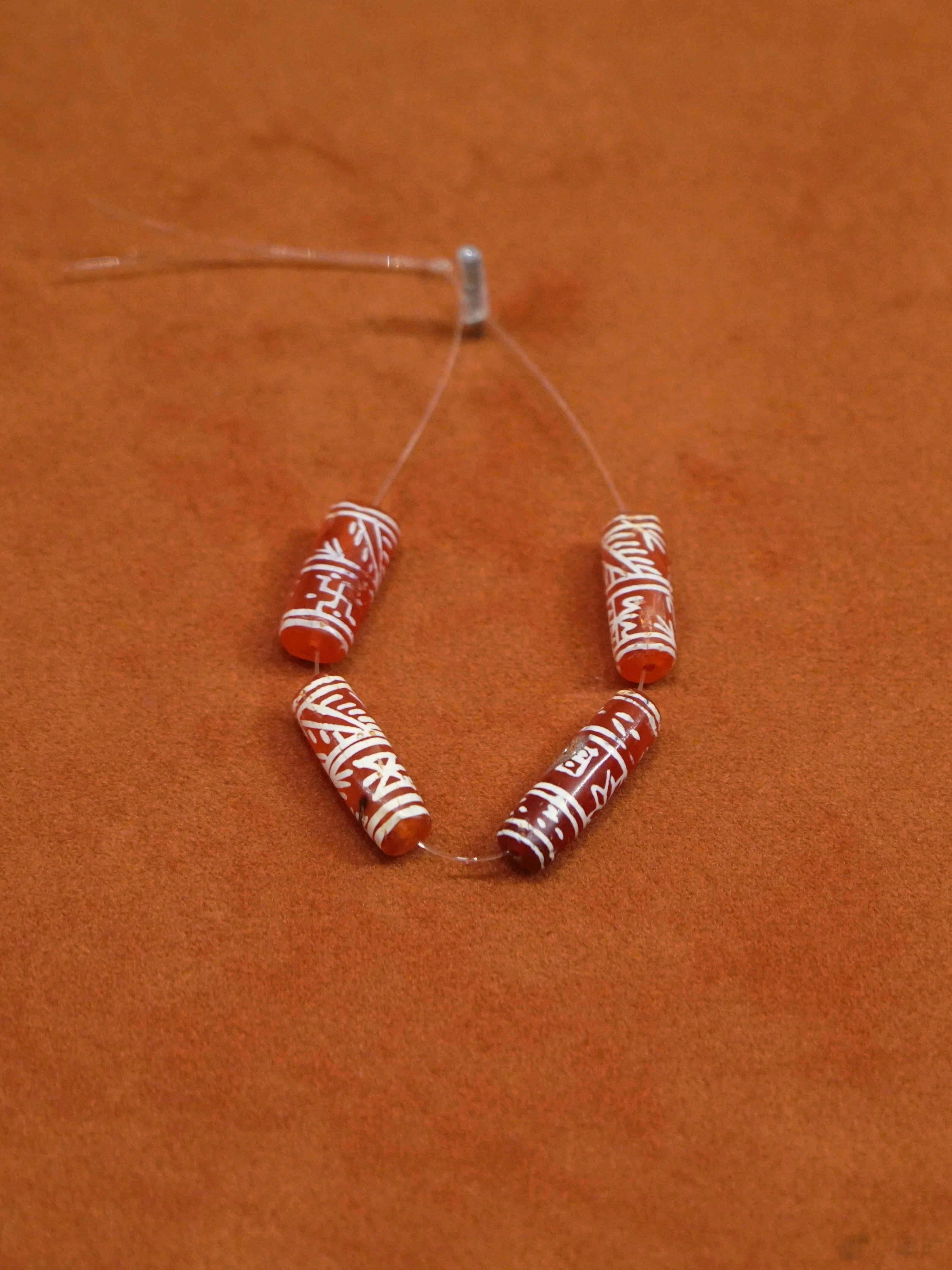 故宫博物院五湖四海特展蚀花红玉髓珠西汉时期遗存，去年合浦望牛岭十一号墓出土，广西