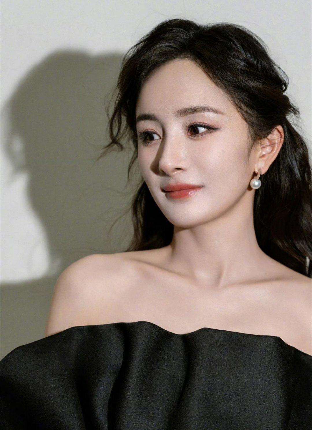 内娱明星眼里的杨幂同行眼中真正的“卷王”，私下永远在背词对戏，片场极少看手机。这