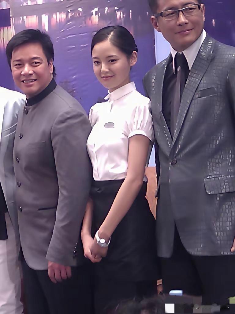 早期的辛芷蕾清纯甜美
与如今性感大气的形象大不一样，
16岁的她在鹤岗当过服务员