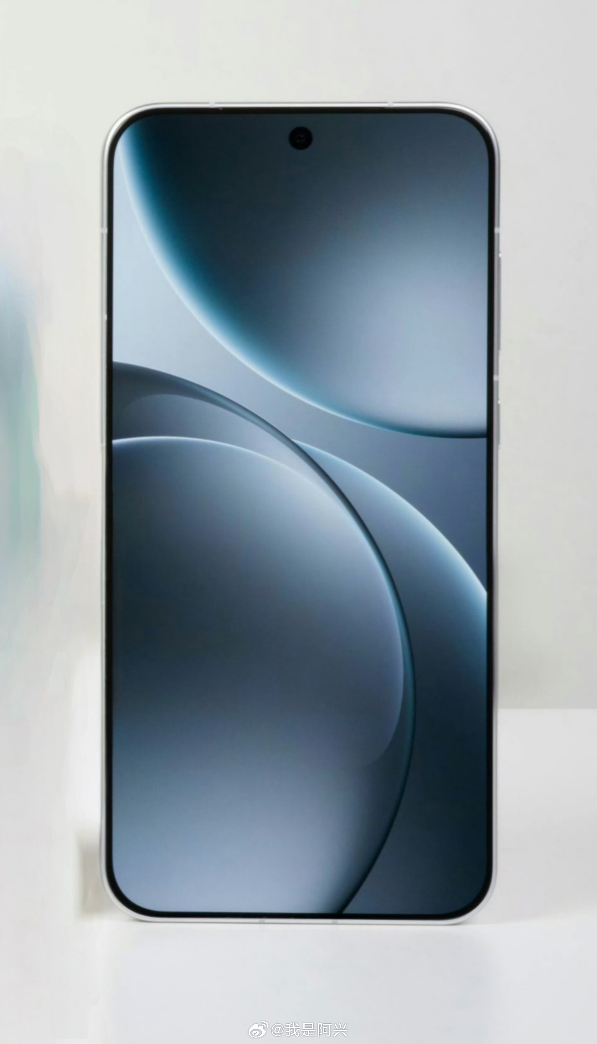 OPPO Find X9正面外观出炉，这个正面颜值没的说，而且这代黑边比起上代更