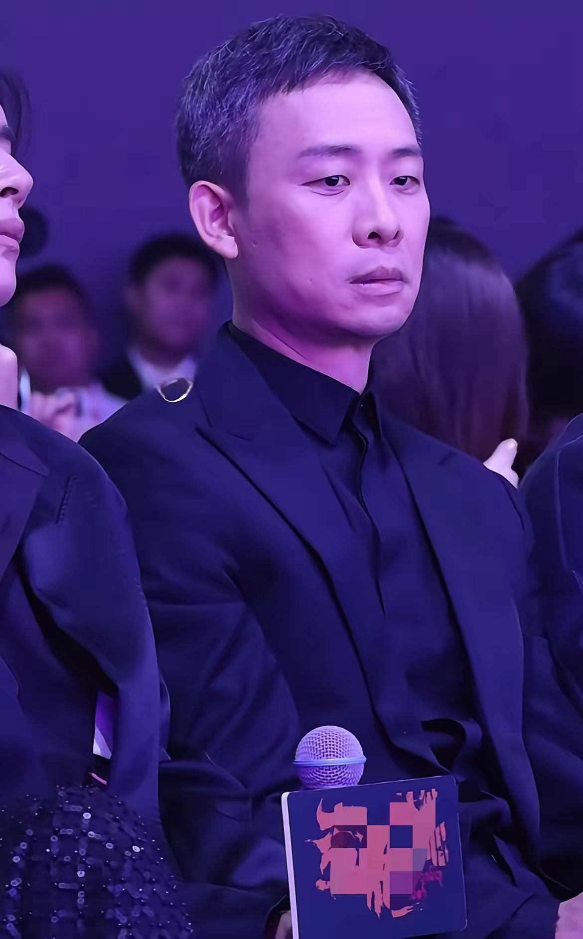张译这次是“哑巴吃黄莲”了。​没想到剧终人散，《以法之名》导演一句“演员选择有失