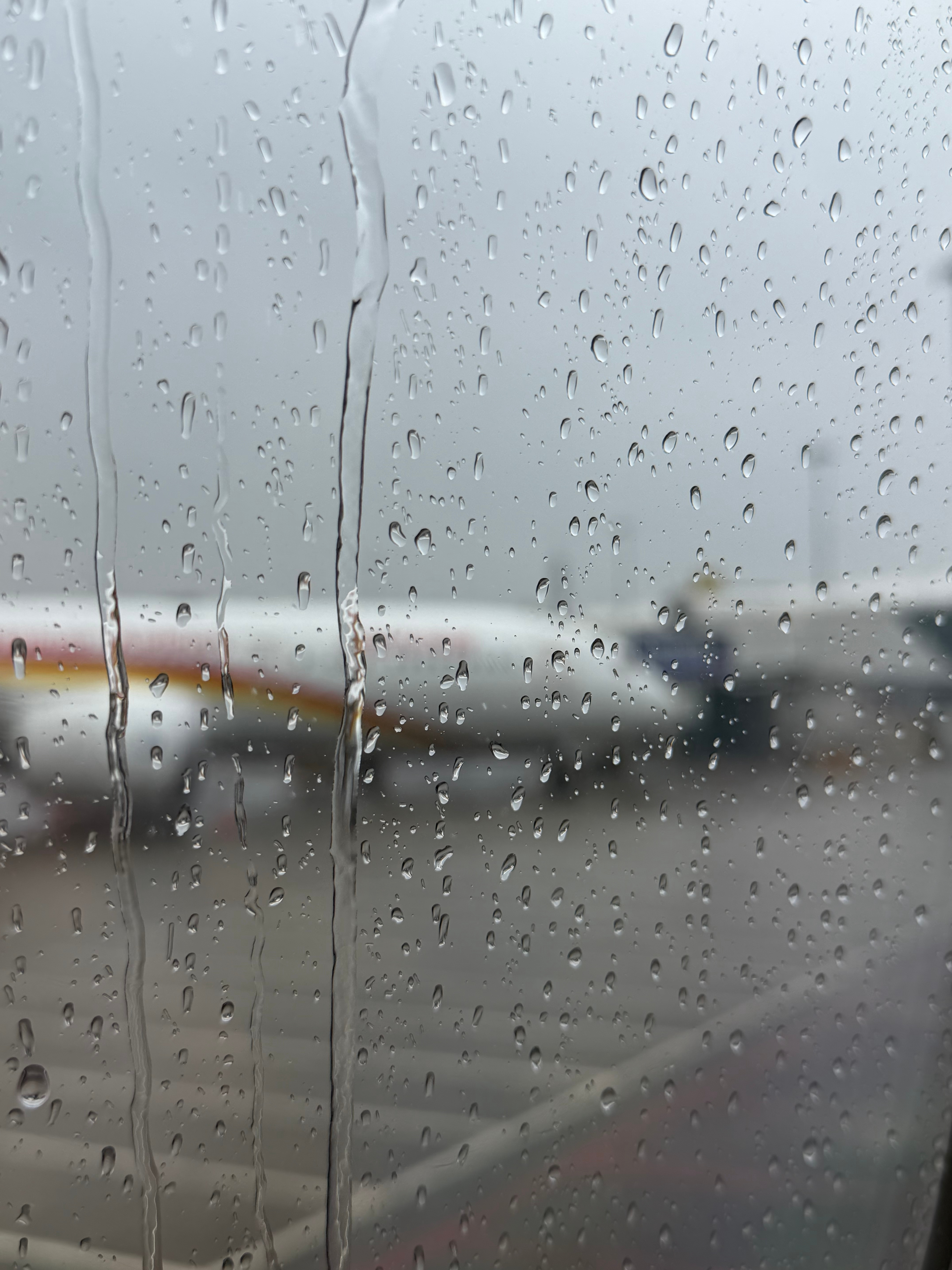 刚登机 开始下雨了 今天还能准时赶到南京吗[允悲] ​​​