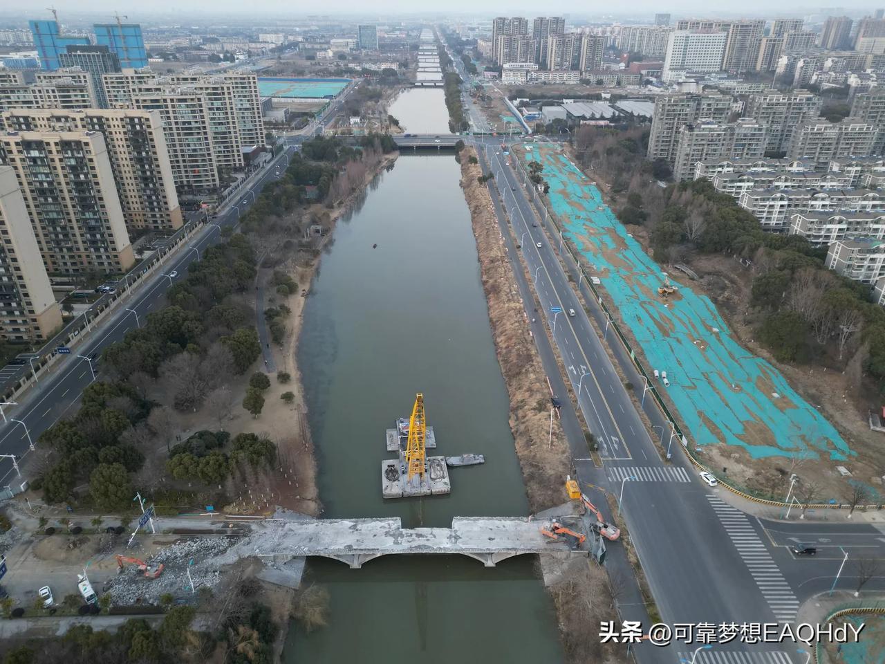 江南水乡，不光苏州无锡运河上全是桥，就张家港着，西二环环城河这，也是一眼望过去密