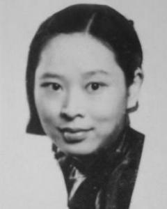 开国大典，她扶宋庆龄登天安门功成身退，周总理为何让她站在自己身边？1949年10