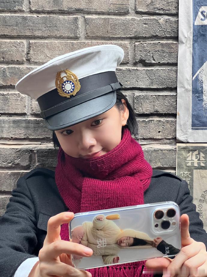 #任敏的手机壳演我# 这个手机壳太有共鸣了！生活就像那只大手，而我们就像被抓住的