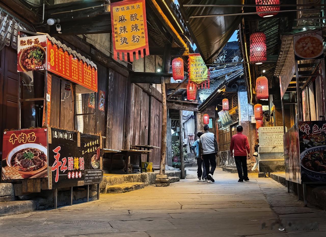 《古镇流光夜之魅》恩阳古镇记3
夜幕降临，古镇灯火次第点亮，天空露出幽蓝色调。暖