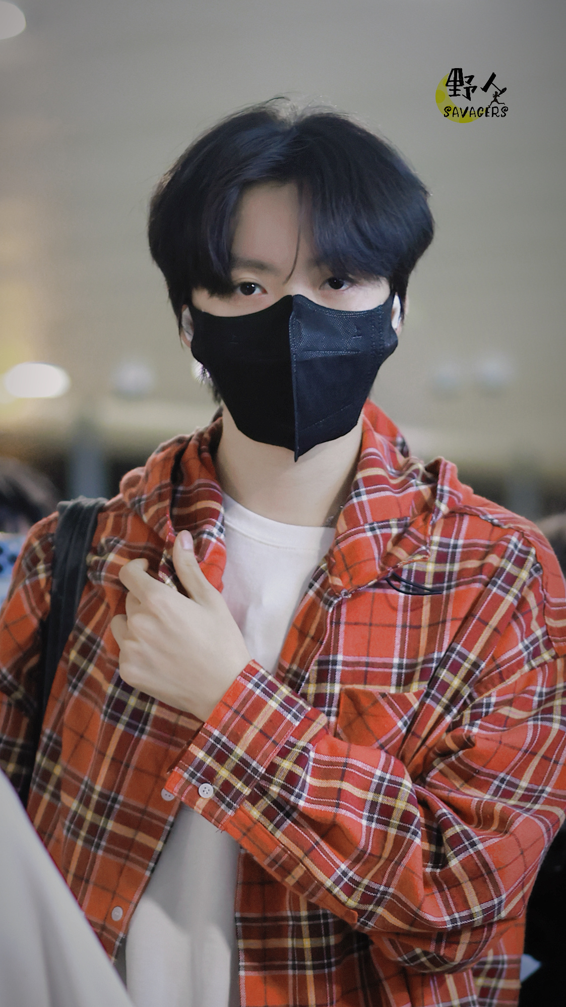 格子衫白t，黑口罩，男大出街，简直清爽感满满