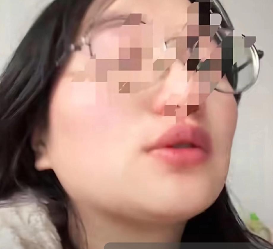 陕西女子远嫁重庆，带宝宝首次回娘家见外公外婆，就因为200元的拜年礼，亲妈觉得拿