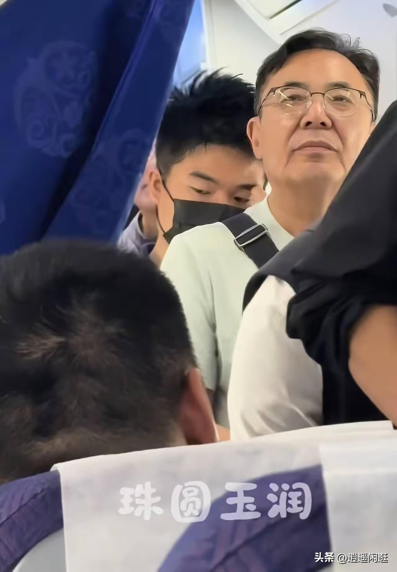 这小子居然坐经济舱！

有网友在飞往舟山的经济舱上碰到了董宇辉，就他一个人戴着黑