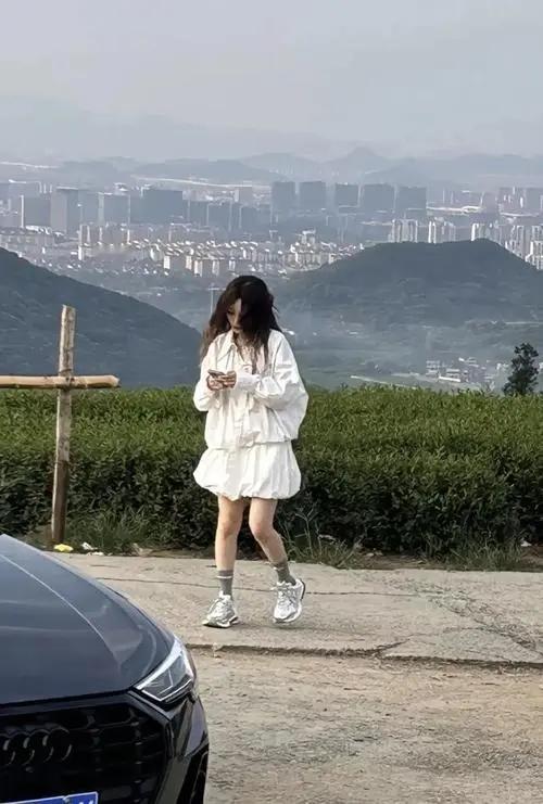 李小璐户外拍摄被偶遇，个子好矮像1米5，无滤镜皮肤白皙身材火辣

1，说她个子矮