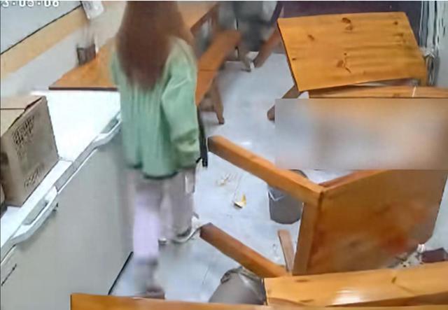 “这女的到底是谁惯出来的？”江西赣州一餐馆，蹭网硬生生蹭出了个“赛博债主”。
