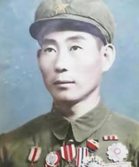 1948年夜行军时，一士兵腹痛难忍，只好离队到路边隐蔽沟壑处方便。不想当时他发现