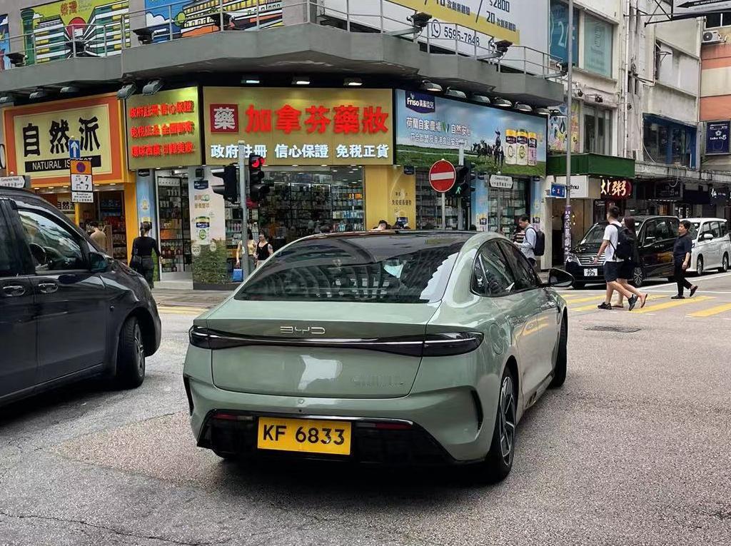 有网友在香港拍的比亚迪海豹的实车，其实香港比亚迪电动车还挺常见的，海豹是比亚迪在