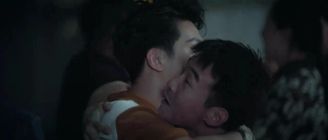 给领导专演归来时，众人都在拥抱庆祝成功，刘红兵好想抱起忆秦娥转个大圈。

谁知他