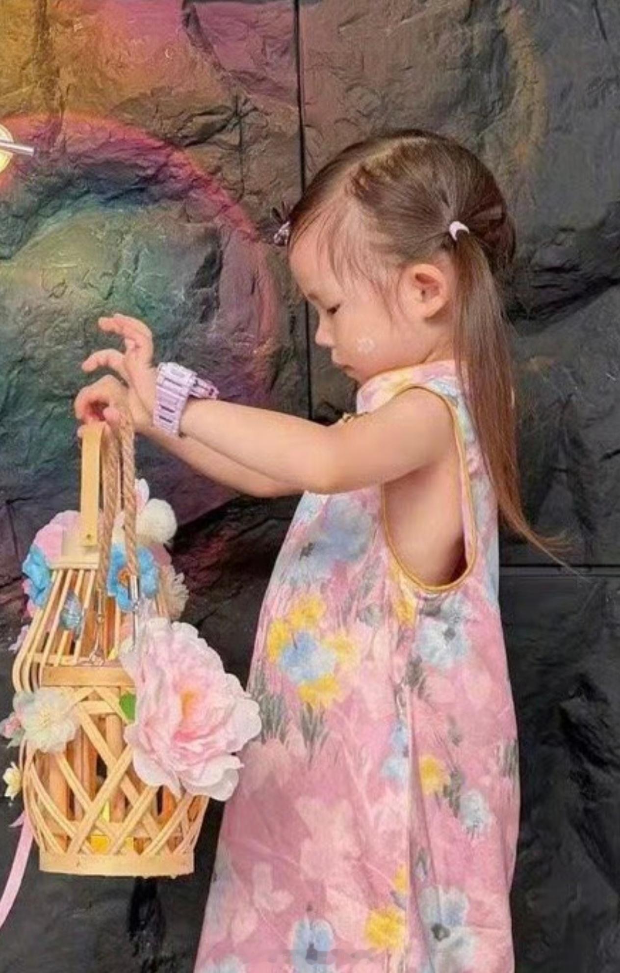 杜淳王灿一家中秋合照杜淳王灿女儿侧脸照 女儿太漂亮了 ​​​