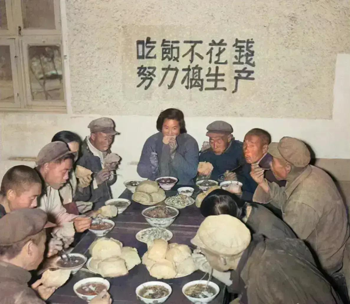这张珍贵的彩色老照片，拍摄于上世纪五十年代后期北方一处生产大队的集体食堂。一众社