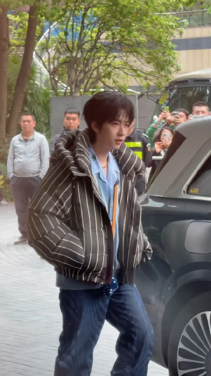 贺峻霖桃花坞的路透 贺峻霖叠穿贺峻霖桃花坞的路透，贺峻霖叠穿，谁懂条纹叠穿条纹，