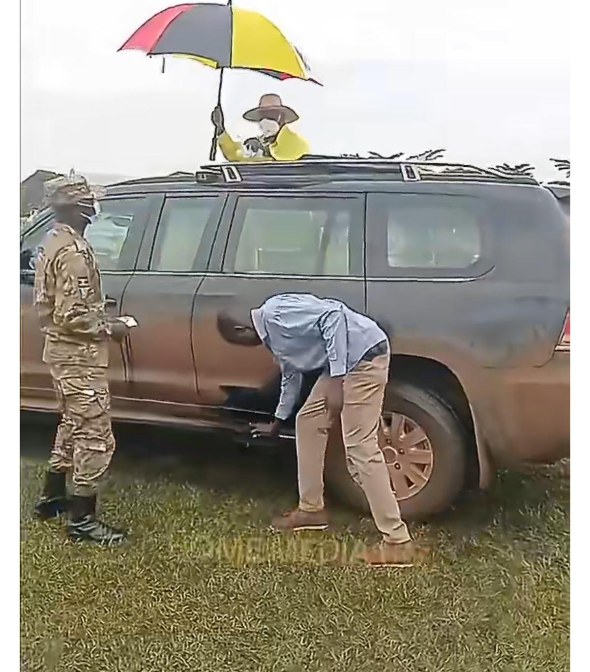 乌干达总统约韦里·穆塞韦尼参加活动时，他的保镖给车擦拭泥巴，这个视频被不少媒体拿