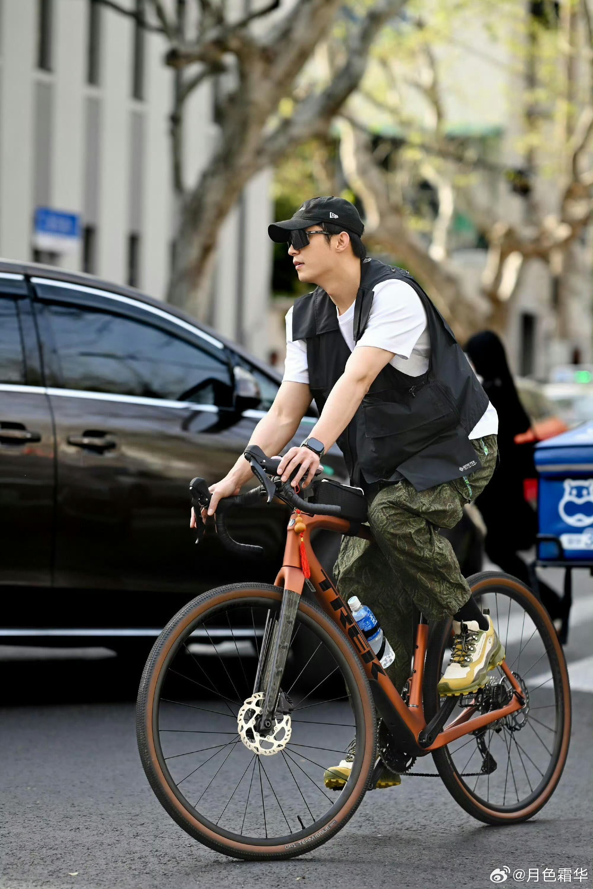 街拍水平，比某些人偷拍剧组水平高多了，可能是比较近。偷拍离太远了，拍不清楚，自己