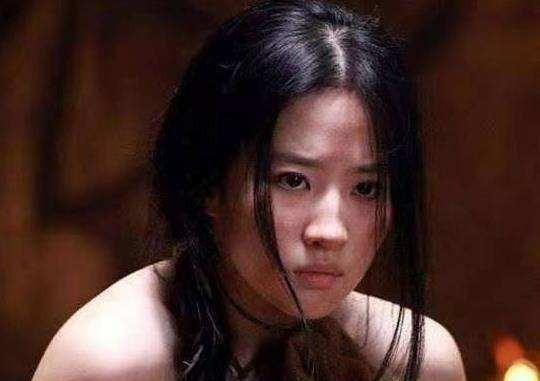 1903年，一个17岁的女孩，被扒光衣服，赤裸全身游街示众，围观者看后暗暗称奇：