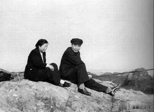1951年5月周恩来与邓颖超在大连海滨！弥足珍贵！