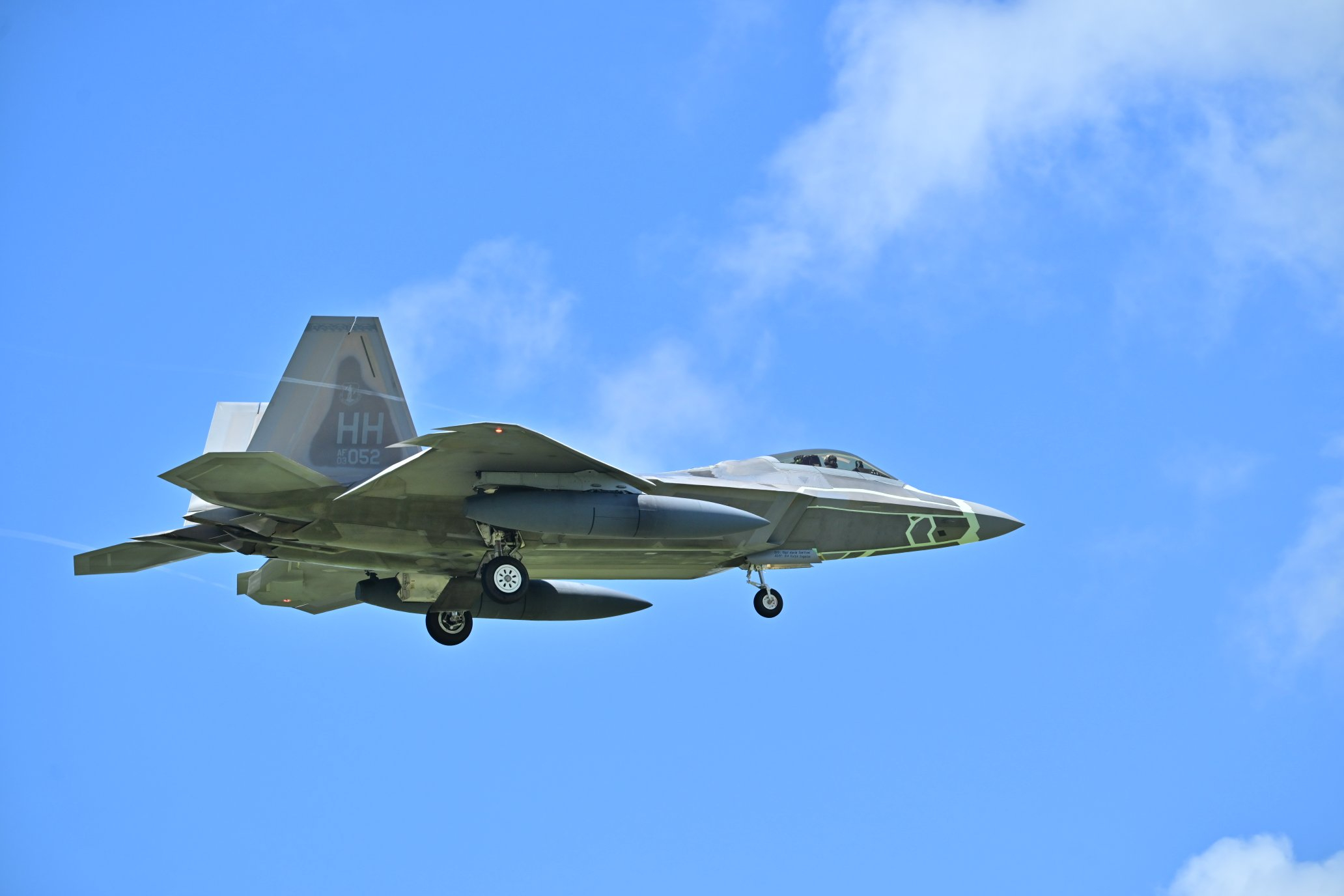 嘉手纳基地，F-22降落瞬间 ​​​